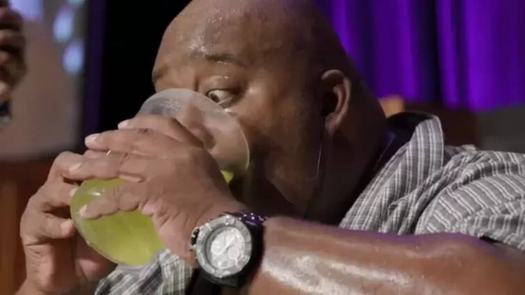 Guinness World Records: Man sets world record after drinking 1 liter of soda in 6 seconds, watch video Guinness World Records: માણસે 6 સેકન્ડમાં 1 લીટર સોડા પીને બનાવ્યો વર્લ્ડ રેકોર્ડ, જુઓ Video