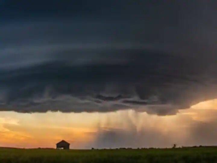 Viral Video marathi news amazing video of a supercell storm captured in timelapse mode Viral Video : सुपरसेल वादळाचे अद्भूत दृश्य मोबाईलमध्ये कैद, टाइमलॅप्स मोडमध्ये कॅप्चर केला अप्रतिम व्हिडीओ