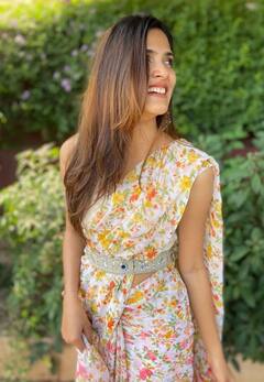 In Pics : फुलाफुलांची साडी, केसात माळलं फुल, 'भावना भाभी' दिसतेय एकदम कुल!