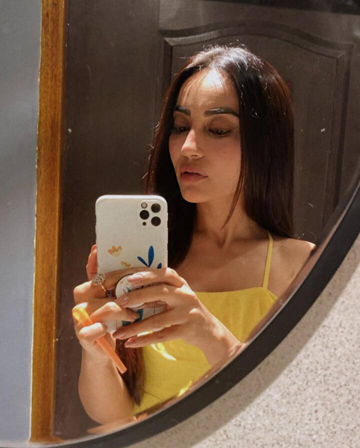 हाल ही में सुरभि ज्योति ने अपने बिजी शेड्यूल से समय निकाला और अपने दोस्तों के साथ पार्टी करने निकल गईं. उन्होंने अपने पार्टी से कई तस्वीरें शेयर की हैं.