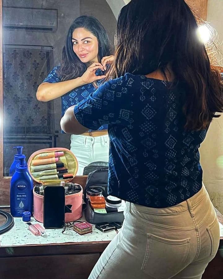 नीरू ने लिखा कि, बड़े होकर मैंने हमेशा अपनी क्लास में #कैशियन लड़कियों को देखा, हमेशा सोचा कि मैं ऐसा क्यों नहीं दिखती, लेकिन जब मैंने फिल्म इंडस्ट्री में एंट्री की, तो मैंने शीशे में देखकर हमेशा खुद को गले लगाया है. क्योंकि मुझे खुद से प्यार है.