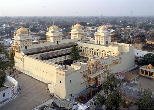 वहीं मंदिर की एक कथा ये भी है कि एकबार यहां के राजा मधुकरशाह ने अपनी पत्नी गणेशकुंवरी से वृंदावन चलने के लिए कहा था. लेकिन रानी हर वक्त भगवान राम की भक्ति करती रहती रहती थी. इसलिए उन्होंने महाराज के साथ जाने से इनकार कर दिया.