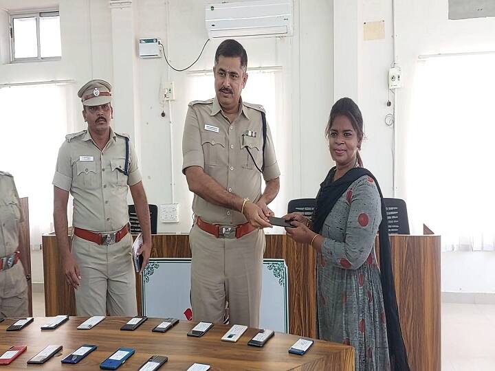 Thiruvarur 75 missing and stolen cells worth Rs 8 lakh were handed over to Concern owners திருவாரூரில் திருடு போன  75  செல்போன்கள் மீட்பு; உரியவர்களிடம் ஒப்படைத்த போலீஸ்..!