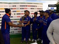 IND vs IRE: हार्दिक पांड्या में नजर आई एमएस धोनी की झलक, सीरीज जीतने के बाद उमरान मलिक को थमाई ट्रॉफी