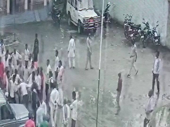 Muzaffarpur News: Mukhiya beaten to panchayat secretary in Muzaffarpur Muzaffarpur News: मुजफ्फरपुर में मुखिया की दबंगई, मीट‍िंग से खींचकर सचिव को प्रखंड कार्यालय में समर्थकों के साथ पीटा