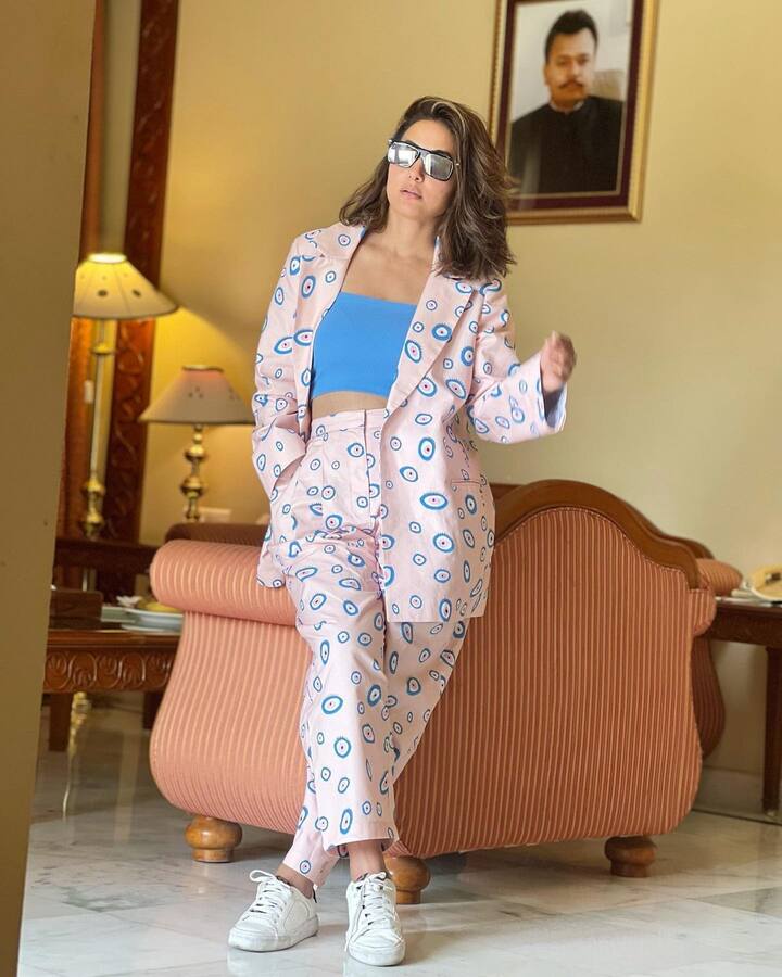 29 जून 2022 को हिना खान ने अपने इंस्टाग्राम हैंडल पर अपनी तस्वीरें शेयर की हैं, जिसमें वह बेहद खूबसूरत लग रही हैं.