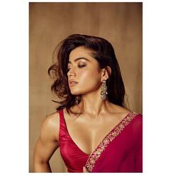 Photo : लाल छडी मैदान खडी... साडी नेसलेल्या रश्मिकाच्या अदांवर चाहतेही झाले फिदा!