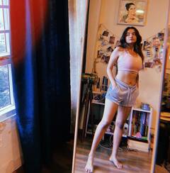 શોર્ટ્સ પહેરીને Anushka Senએ બતાવી કાતિલ અદાઓ, જુઓ સિઝલિંગ લુકના ફોટો