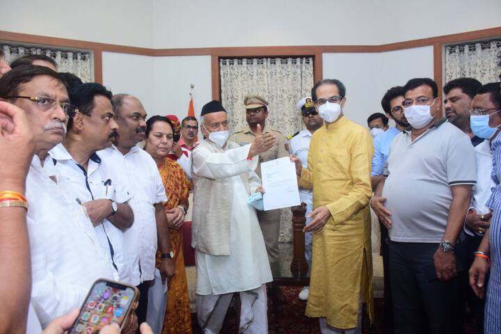 शिवसेना पक्षप्रमुख उद्धव ठाकरे यांनी राजीनामा राज्यपालांकडे सुपूर्द केला.