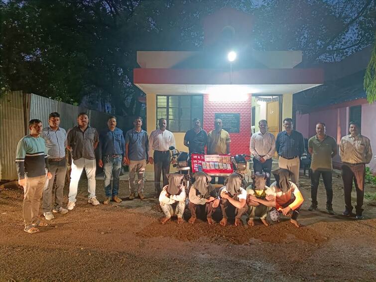 The burglary gang was arrested by the local crime branch of the police within 12 hours in Wardha Crime News : घरफोडी करणाऱ्या टोळीला 12 तासातच स्थानिक गुन्हे शाखेनं केली अटक,  1 लाख 5 हजार रुपयांचा मुद्देमाल जप्त 