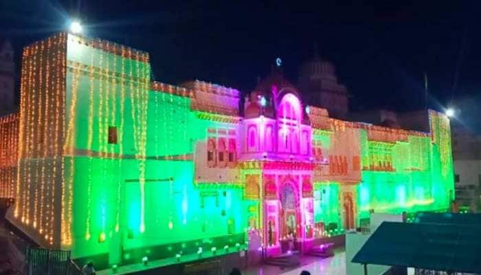 ओरछा के इस मंदिर को लेकर कई कहानियां प्रचलित है. इनमें से एक कहानी ये है कि एक बार भगवान राम ने ओरछा के राजा मधुकरशाह को सपना में दर्शन दिए थे. जिसके बाद वो राजा भगवान श्रीराम के आदेश पर अयोध्या से उनकी प्रतिमा लाए थे. वहीं राजा ने मूर्ति को मंदिर में स्थापित करने से पहले एक जगह पर रखा था और जब प्राण-प्रतिष्ठा के वक्त मूर्ति को वहां से हटाया जाने लगा तो वो ऐसा नहीं कर पाए, तभी राजा को गवान का निर्देश याद आया कि वो जिस स्थान पर विराजमान हो जाएंगे वहां से हटाए नहीं जाएंगे. यही वजह है कि रामलला सरकार महल में विराजे हैं.