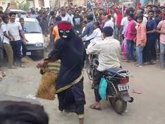 Sangli : अंगावर काळी साडी आणि हातात सूप! सांगलीत अवतरली भुताची आई 'तडकडताई'  