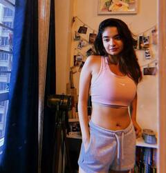 શોર્ટ્સ પહેરીને Anushka Senએ બતાવી કાતિલ અદાઓ, જુઓ સિઝલિંગ લુકના ફોટો