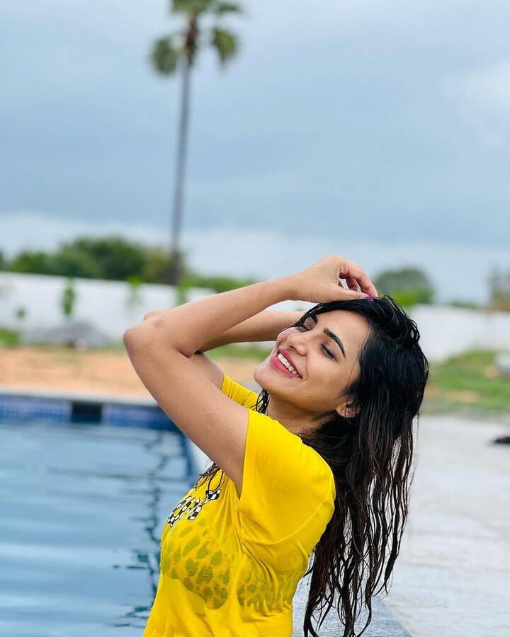 నటిగా ఇండస్ట్రీలోకి ఎంట్రీ ఇచ్చింది అషురెడ్డి. (Photo Courtesy : Ashu Reddy Instagram)