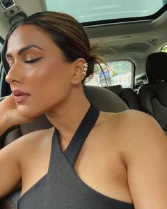 PHOTO : काळा टॉप आणि हाय हिल्स घालून निया शर्माने शेअर केले हॉट फोटो!