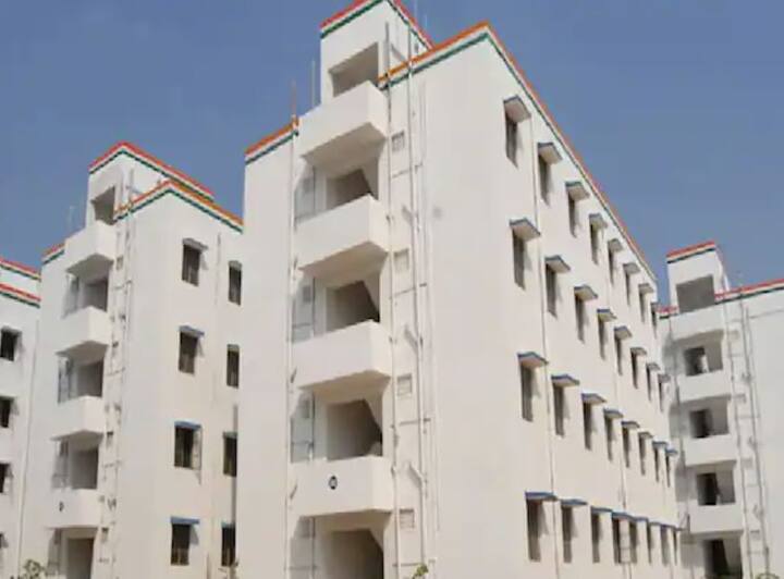 PM Awas Yojana Application: ਹਰ ਵਿਅਕਤੀ ਦਾ ਸੁਪਨਾ ਹੁੰਦਾ ਹੈ ਕਿ ਉਸ ਦਾ ਆਪਣਾ ਘਰ ਹੋਵੇ। ਇਸ ਸੁਪਨੇ ਨੂੰ ਪੂਰਾ ਕਰਨ ਲਈ ਗਰੀਬ ਅਤੇ ਮੱਧ ਵਰਗ ਦੇ ਲੋਕਾਂ ਦੀ ਪੂਰੀ ਜ਼ਿੰਦਗੀ ਲੱਗ ਜਾਂਦੀ ਹੈ। ਸਰਕਾਰ ਗਰੀਬ ਅਤੇ ਮੱਧ ਵਰਗ ਦੇ ਲੋਕਾਂ ਲਈ ਕਈ ਸਕੀਮਾਂ ਚਲਾਉਂਦੀ ਹੈ। ਉਨ੍ਹਾਂ ਯੋਜਨਾਵਾਂ ਵਿੱਚੋਂ ਇੱਕ ਦਾ ਨਾਮ ਪ੍ਰਧਾਨ ਮੰਤਰੀ ਆਵਾਸ ਯੋਜਨਾ ਹੈ। ਇਸ ਸਕੀਮ ਰਾਹੀਂ ਸਰਕਾਰ ਲੋਕਾਂ ਨੂੰ ਘੱਟ ਪੈਸਿਆਂ ਵਿੱਚ ਮਕਾਨ ਖਰੀਦਣ ਵਿੱਚ ਮਦਦ ਕਰਦੀ ਹੈ।