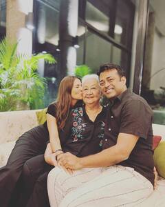 80 साल की हुईं Kim Sharma की मां, बॉयफ्रेंड और फैमली संग मिलकर एक्ट्रेस ने उनके लिए रखी शानदार पार्टी