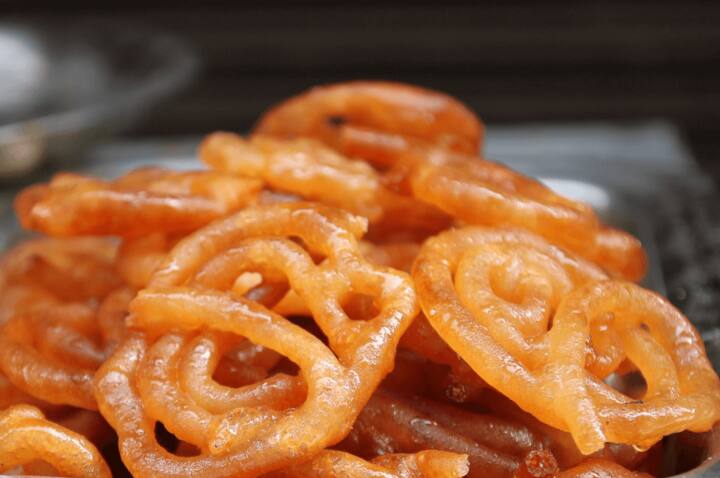 जलेबी का नाम सुनते ही मुंह में इसका स्वाद आने लगता है. इसकी मिठास लगभग हर किसी को पसंद आती है, लेकिन जरूरत से ज्यादा जलेबी आपके स्वास्थ्य पर भारी पड़ता है. इसलिए सीमित मात्रा में जलेबी का सेवन करना चाहिए. हालांकि, इसके सेवन से आपके शरीर को कुछ फायदे भी हो सकते हैं. आइए जानते हैं जलेबी खाने के फायदे और नुकसान के बारे में- (Photo - Freepik)