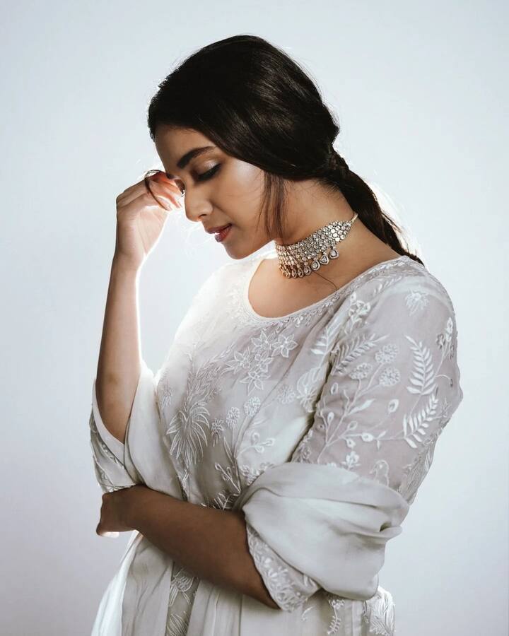 ఇదిలా ఉండగా.. తాజాగా ఈ బ్యూటీ ఓ ఫొటోషూట్ లో పాల్గొంది. ఈ ఫొటోల్లో కీర్తి ఎంతో అందంగా కనిపిస్తుంది. (Photo Courtesy: Keerthi Suresh Instagram)