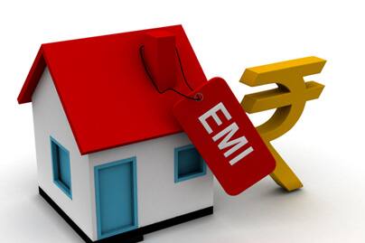 Home Loan EMI: एक जुलाई, 2022 से उन होमलोन ग्राहकों की ईएमआई महंगी हो जाएगी जिनके होमलोन के रीसेट डेट 1 जुलाई, 2022 है. जुलाई महीने से होम ग्राहकों की ईएमआई महंगी हो जाएगी. आरबीआई के रोपे रेट बढ़ाने के फैसले के बाद सभी बैंकों और हाउसिंग फाइनैंस कंपनी ने होमलोन महंगा कर दिया है. और जिनके होमलोन का रीसेट तारीख 1 जुलाई है उन्हें इस महीने से ज्यादा ईएमआई का भुगतान करना होगा. 