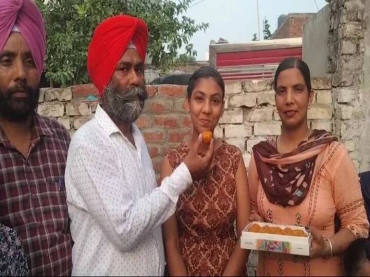 bike mechanic daughter tops in punjab 12th exam 12-ஆம் வகுப்பு தேர்வு முடிவுகள்.. மாநிலத்தின் முதலிடத்தை பிடித்த பைக் மெக்கானிக் மகளின் கதை..