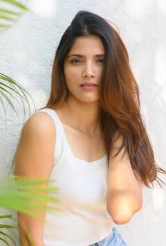 In Pics : फुलाफुलांची साडी, केसात माळलं फुल, 'भावना भाभी' दिसतेय एकदम कुल!