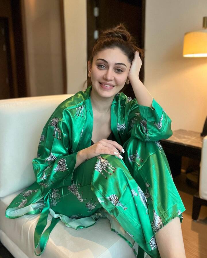 अर्थात अभिनयाच्या बळावर ती विशेष चमत्कार दाखवू शकली नसली तरी तिने आपल्या सौंदर्याने सर्वांचे लक्ष वेधून घेतले आहे.(photo:shefalijariwala/ig)