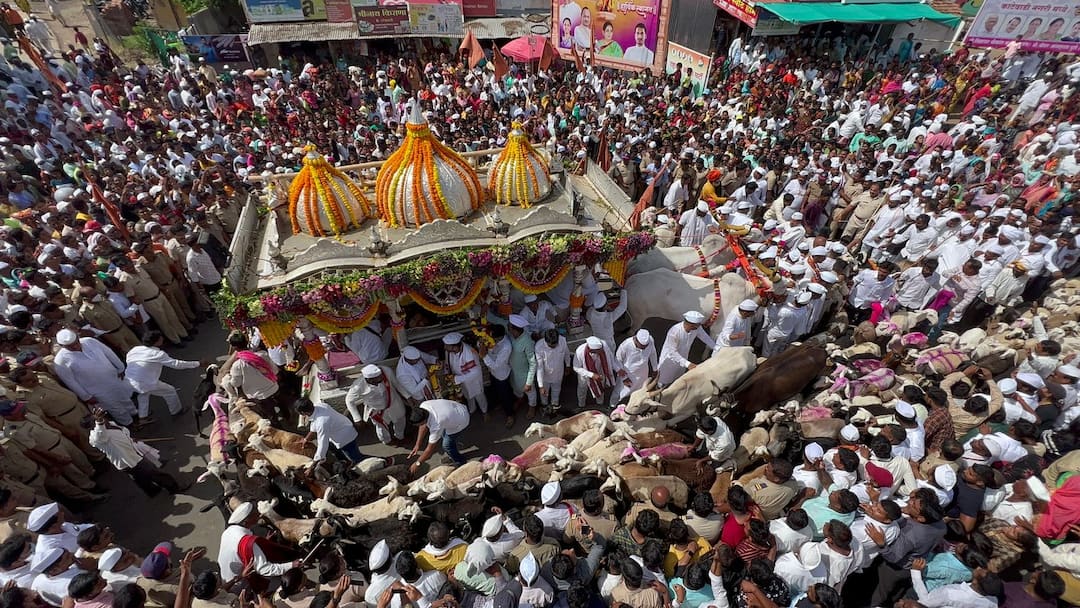 Ashadhi Wari : तुकाराम महाराजांच्या पालखीला धोतराच्या पायघड्या तर माऊलींच्या पालखी सोहळ्यात सोहळ्याचा आज लोणंदमध्ये मुक्काम Ashadhi Wari pandharpur wari Sant tukaram palkhi in daund and sant dnyaneshwar palkhi in lonand Ashadhi Wari : तुकाराम महाराजांच्या पालखीला धोतराच्या पायघड्या तर माऊलींच्या पालखी सोहळ्यात सोहळ्याचा आज लोणंदमध्ये मुक्काम