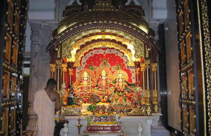 ये देश का एकमात्र मंदिर है जहां भगवान राम राजा के रूप में पूजे जाते हैं. इसके अलावा एमपी पुलिस सुबह और शाम यहां पर बंदूकों से सलामी देती है. यही वजह है कि इस मंदिर में दूर-दूर से भक्त भगवान राम का सम्मान देखने भक्त आते हैं.