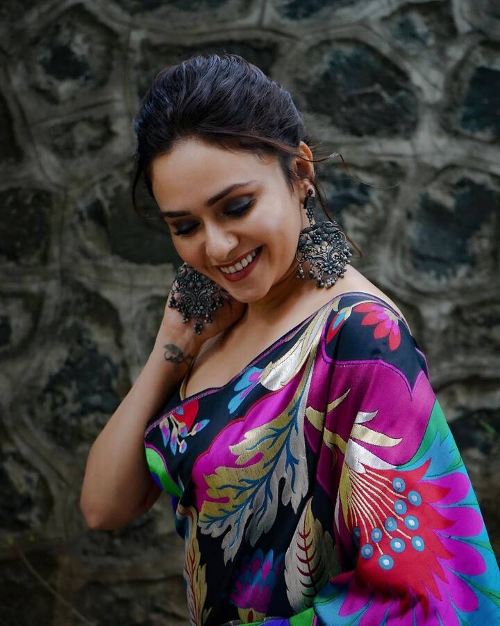 अमृताच्या या लूकला नेटकऱ्यांची पसंती मिळाली आहे. (Amruta Khanvilkar/Instagram)