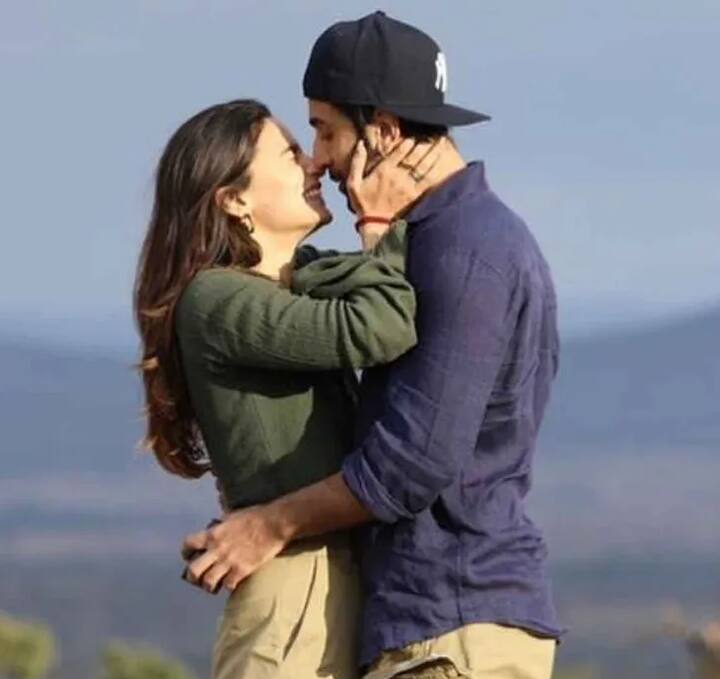 हाल ही में आलिया भट्ट (Alia Bhatt) ने अपने इंस्टाग्राम पर अपनी प्रोफाइल फोटो बदली है, नई फोटो में उनके साथ रणबीर कपूर (Ranbir Kapoor) भी दिख रहे हैं, जिनके हाथ में एक ब्लैक रिंग बॉक्स है. वहीं अब उनकी ये तस्वीर खूब चर्चाओं में हैं. बताया जा रहा है कि ये तस्वीर उस दौरान की है जब रणबीर ने आलिया को प्रपोज़ किया था, और इसके लिए रणबीर उन्हें अफ्रीकन सफारी लेकर गए थे. हालांकि ये बात कितनी सच है, इस बारे में तो अब रणबीर-आलिया ही बता सकते हैं.