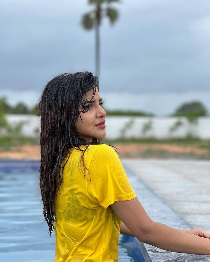 ఈ ఫొటోలపై మీరు కూడా ఓ లుక్కేయండి (Photo Courtesy : Ashu Reddy Instagram)