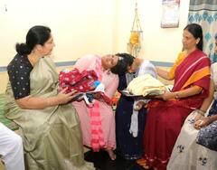 In Pics: వీణా వాణితో మంత్రులు సబిత, సత్యవతి - స్వీట్లు తినిపించి అభినందనలు, ఈ అద్దం సంగతి ఏంటో తెలుసా?