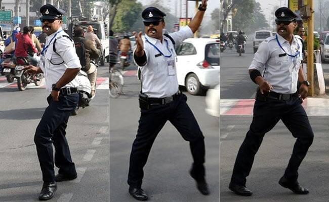 trending video marathi news of indore traffic police ranjeet singh dancing on road goes viral on social media Trending Traffic Police : ट्रॅफिक पोलिसांच्या डान्सपुढे भले-भले फेल! भररस्त्यात मायकल जॅक्सनच्या गाण्यावर केला जबरदस्त डान्स