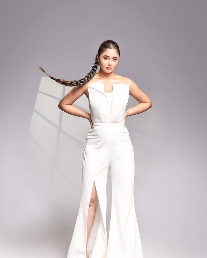 छोटे पर्दे की सबसे मशहूर अदाकारा रश्मि देसाई (Rashami Desai) किसी अलग पहचान की मोहताज नहीं हैं. अक्सर सोशल मीडिया पर अपने हॉट फोटो वीडियो को लेकर रश्मि देसाई सुर्खियां बटोरती रहती हैं. हाल ही में रश्मि देसाई ने लेटेस्ट फोटोशूट कराया है, जिसमें उनका लुक बेहद कमाल लग रहा है.
