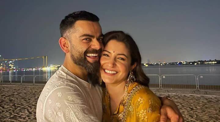 अनुष्का शर्मा (Anushka Sharma) और विराट कोहली (Virat Kohli) की जोड़ी भी एक प्यारी जोड़ी मानी जाती हैं. हालांकि खुले तौर पर विराट ने अनुष्का को कभी भी प्रपोज़ नहीं किया. उन्होंने एक इंटरव्यू में बताया था कि जब आप प्यार में होते हैं तो फॉर्मेलिटी की कोई ज़रूरत नहीं होती है.