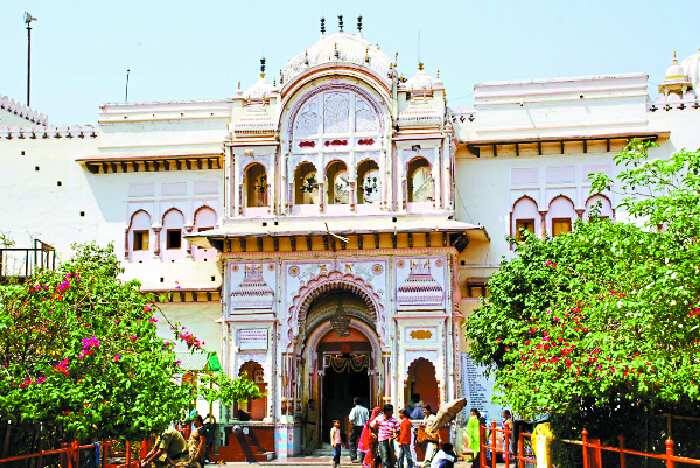 वहीं महारानी के इनकार पर राजा ने उन्हें गुस्से में कहा कि, अगर तुम इतनी ही बड़ी रामभक्त हो तो अपने राम को ओरछा में लाकर दिखाओ. राजा की बात सुनकर रानी ने अयोध्या के सरयू तट पर साधना शुरु की. जहां उन्हें संत तुलसीदास का आशीर्वाद भी मिला.