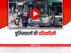 Watch: ट्रैफ़िक रोककर पुलिसवालों ने बत्तख के परिवार को पार करवाया रोड, दिल छू लेगा ये वायरल वीडियो
