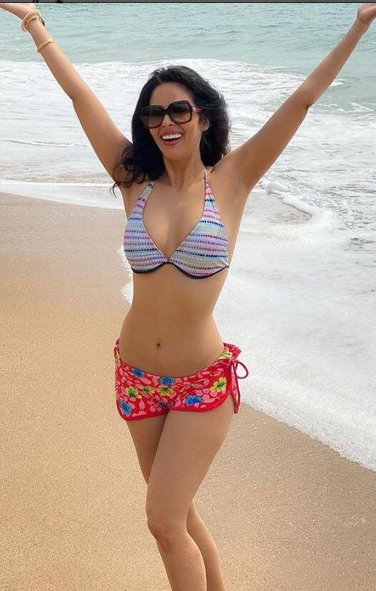 बॉलिवूडमध्ये एक वेगळी ओळख निर्माण करणारी अभिनेत्री मल्लिका शेरावत(Photo:@mallikasherawat/IG)