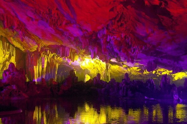 Travel Guide:5 Stunning Caves Around The World That You Must Visit