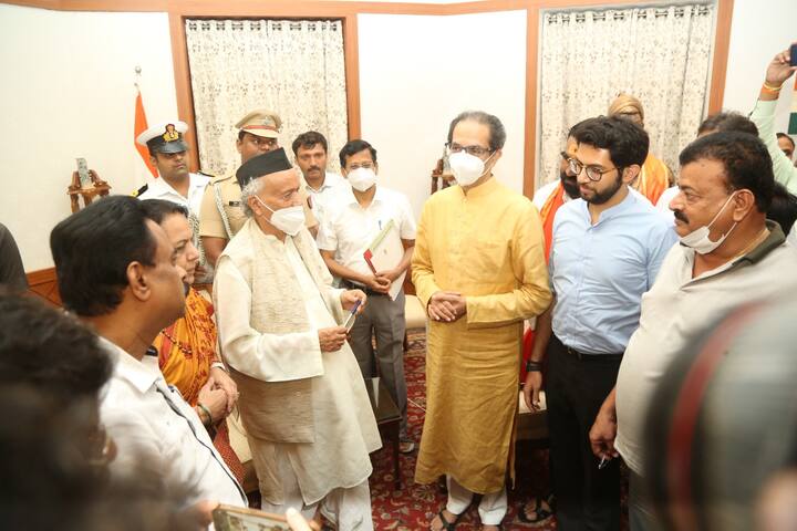 राज्यपाल कोश्यारी यांनी उद्धव ठाकरे यांचा राजीनामा स्वीकारला आहे.