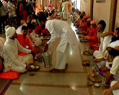 Ahmedabad Jagannath Rathyatra 2022: બે વર્ષ બાદ જગન્નાથ મંદિરમાં યોજાયો ભંડારો, સાધુ-સંતોને પીરસાયો ભોજનનો રસથાળ