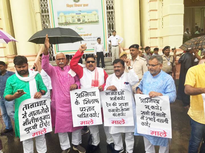 Bihar Legislature Monsoon Session: Congress-Left ruckus on Agnipath Scheme, Said Nitish Kumar should join the Grand Alliance ann Bihar Monsoon Session: चौथे दिन भी विपक्ष का हंगामा, कहा- महागठबंधन में आएं नीतीश कुमार और सरकार बनाएं