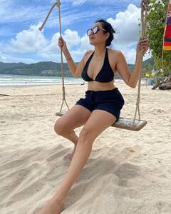 Kamya Punjabi Photos: 42 साल की उम्र में काम्या पंजाबी ने समंदर किनारे दिए ऐसे-ऐसे पोज़, ग्लैमर देख फैंस के उड़े होश