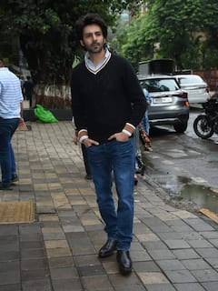 विदेश में छुट्टियां मनाते हुए कार्तिक को आधार कार्ड दिखाने की क्यों पड़ी जरूरत | khabar filmy hai