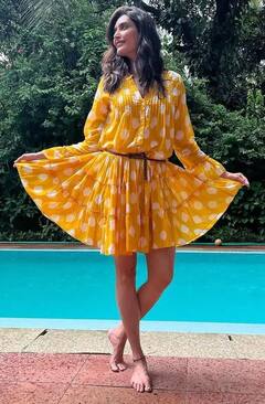 Karishma Tanna ਦੇ Yellow Short Dress 'ਚ ਸ਼ਾਨਦਾਰ ਤਸਵੀਰਾਂ ਦੇਖ ਕੇ ਪ੍ਰਸ਼ੰਸਕਾਂ ਨੇ ਕਿਹਾ, ਫ਼ਲਾਵਰ ਨਹੀਂ ਫ਼ਾਇਰ..