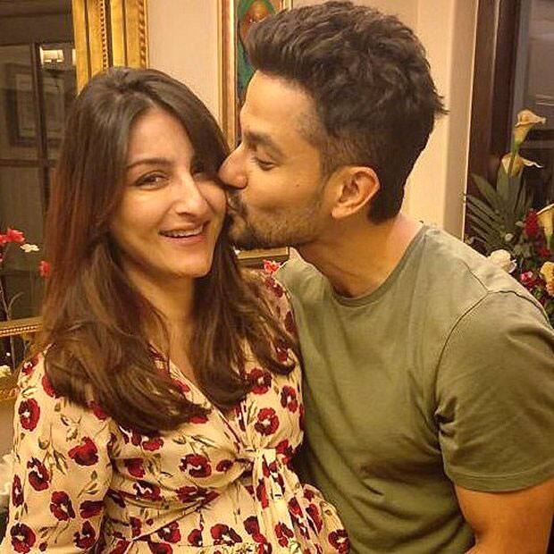 इस लिस्ट में आखिरी नाम कुणाल खेमू (Kunal Khemu) और सोहा अली खान (Soha Ali Khan) का है. सोहा को लंबे समय तक डेट करने के बाद कुणाल उन्हें प्रेम के शहर पेरिस लेकर गए थे. उसके बाद वहां उन्होंने रिंग देकर सोहा को प्रपोज़ किया था, और फिर सोहा ने तुरंत हां कर दिया था.