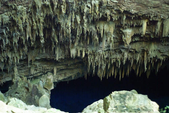 Travel Guide:5 Stunning Caves Around The World That You Must Visit