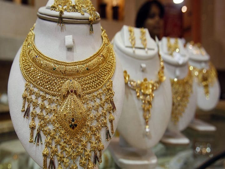 Gold rate today gold and silver price in on 05 July, 2022: Gold became expensive on the third day, prices at the top of two months, check today's latest rate Gold Silver Price Today: સતત ત્રીજા દિવસે સોનામાં ભાવ ઉછળીને બે મહિનાની ટોચે, જાણો આજના લેટેસ્ટ રેટ