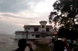 Assam Flood: આસામમાં પૂરને કારણે નદીમાં ગરકાવ થઈ ગયું બે માળનું પોલીસ સ્ટેશન, જુઓ વીડિયો